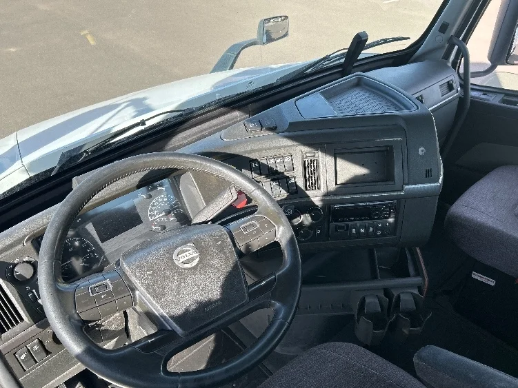 2021 Volvo VNR 640 - image 10