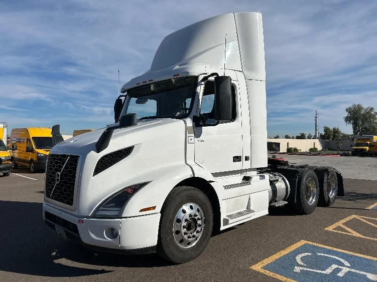2021 Volvo VNR 640 - image 3