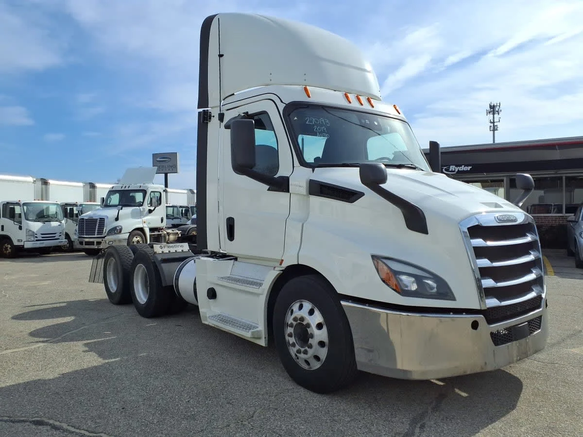 2019 Freightliner Cascadia - image 3