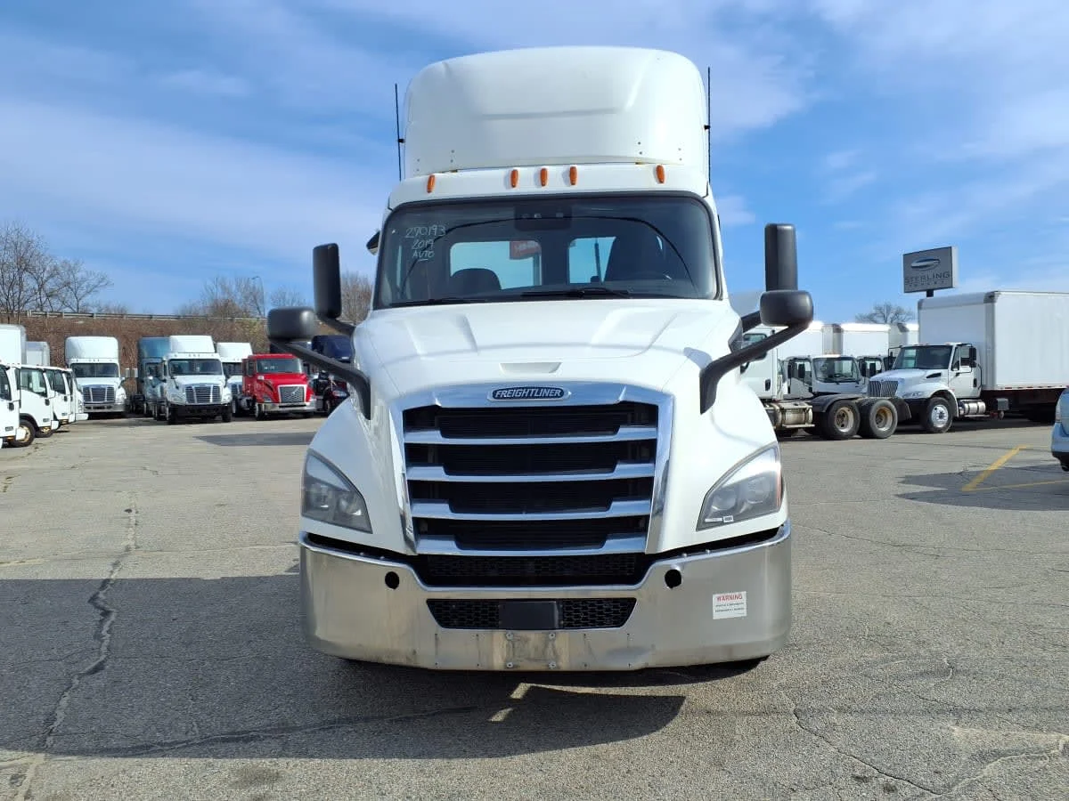 2019 Freightliner Cascadia - image 2