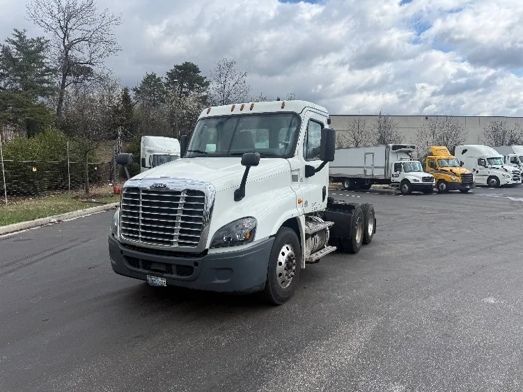 2019 Freightliner Cascadia - image 3