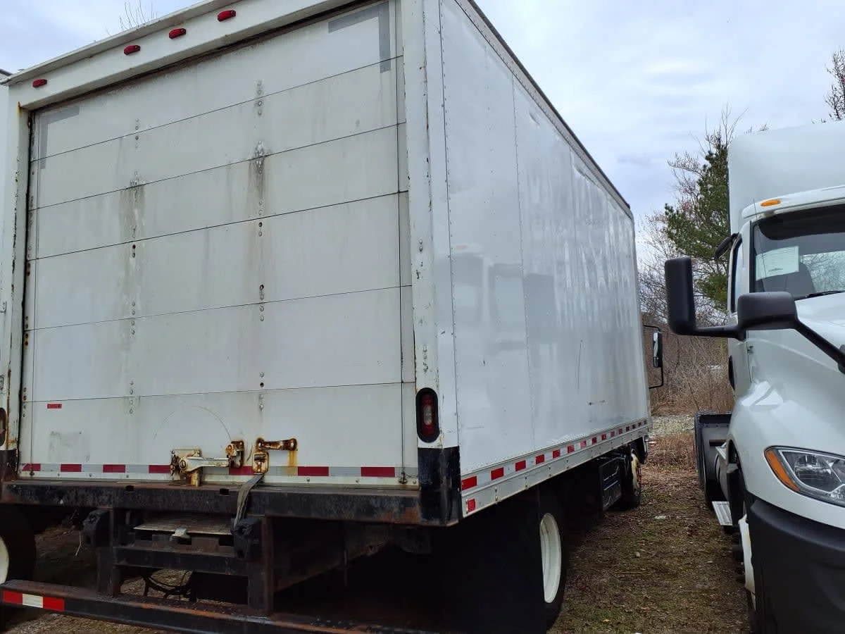 2017 Isuzu NRR - image 4