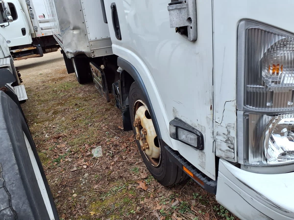 2017 Isuzu NRR - image 11