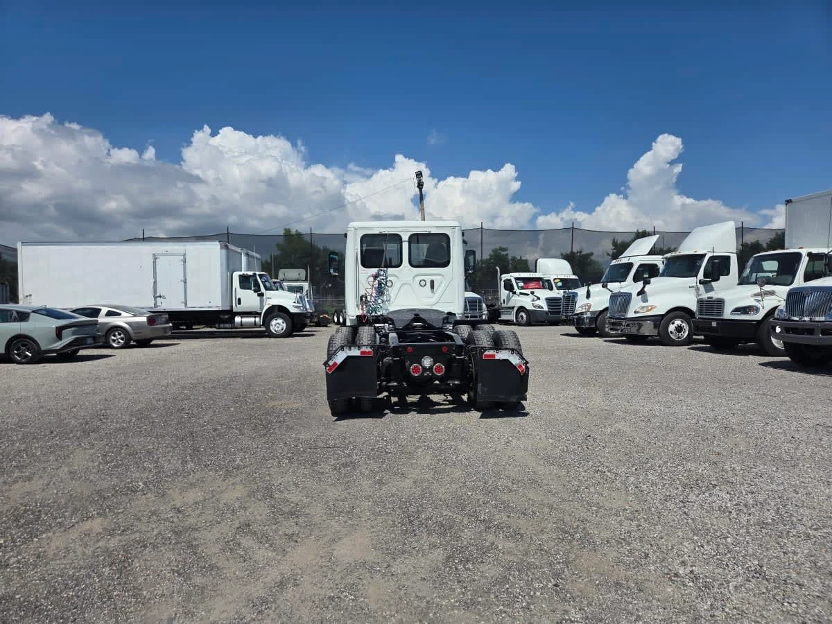 2020 Freightliner Cascadia in St. Rose, LA — photo 5
