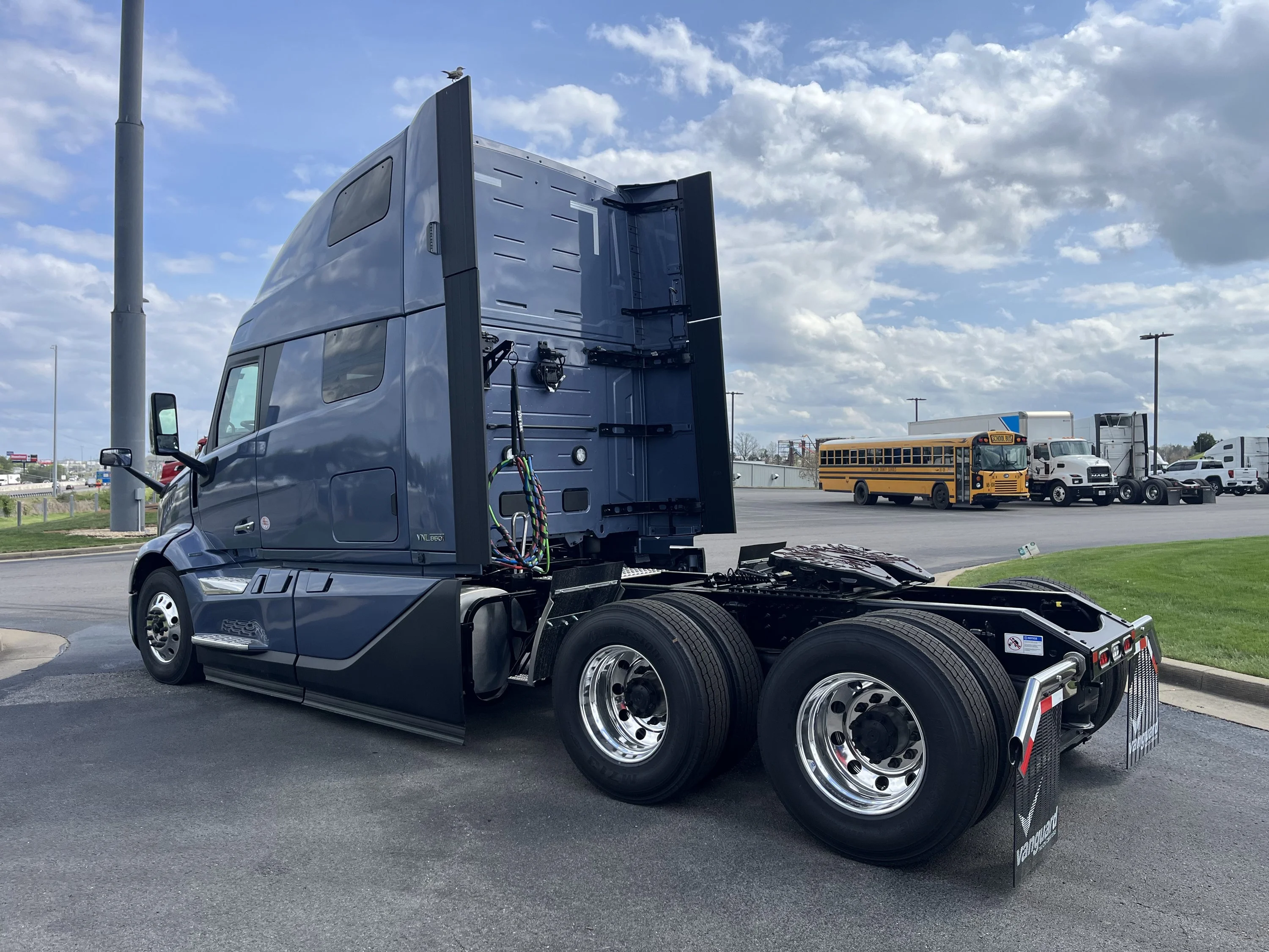2027 Volvo VNL 860 in LA VERGNE, TN — photo 5