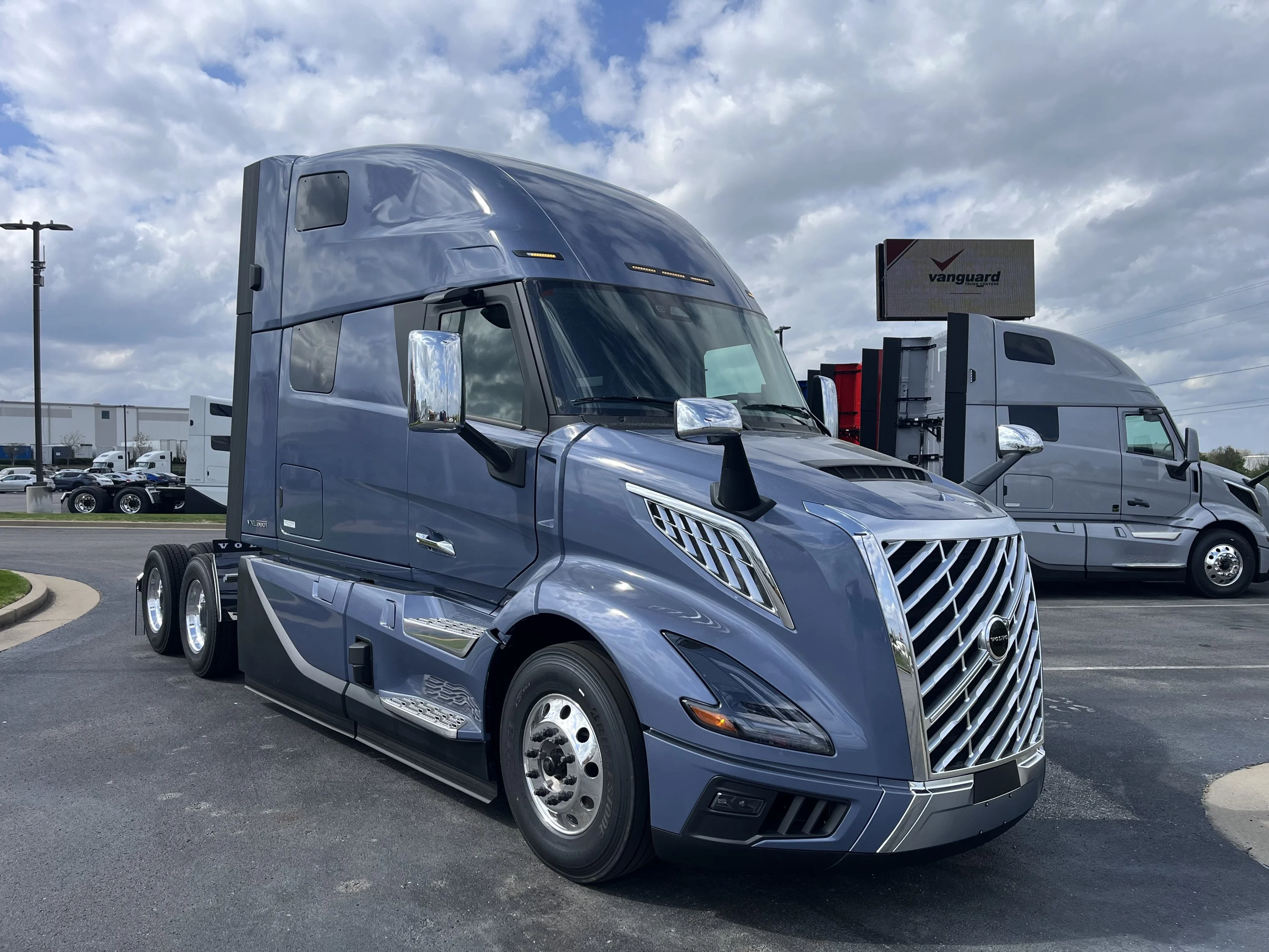 2027 Volvo VNL 860 in LA VERGNE, TN