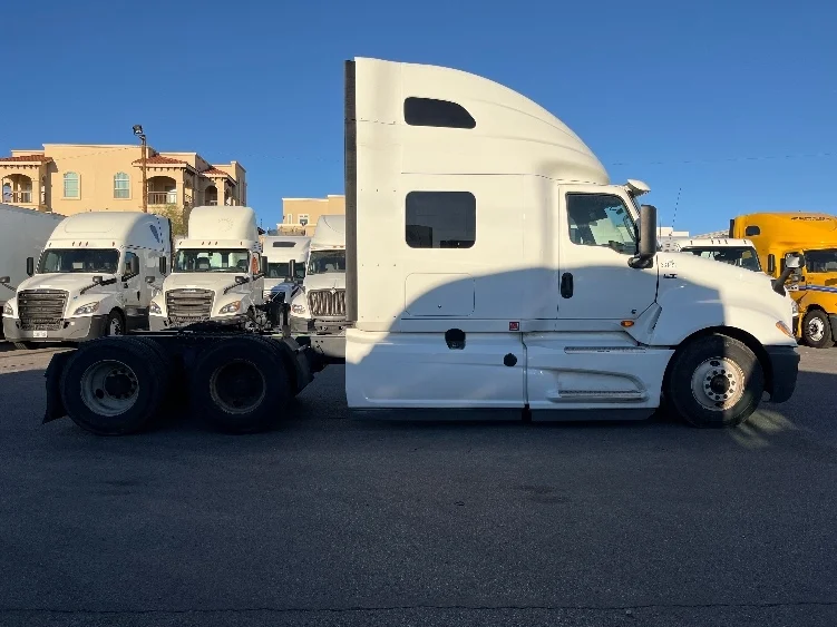 2019 International LT - image 8