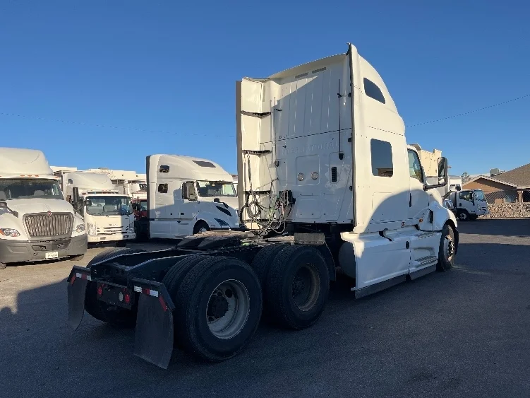 2019 International LT - image 7