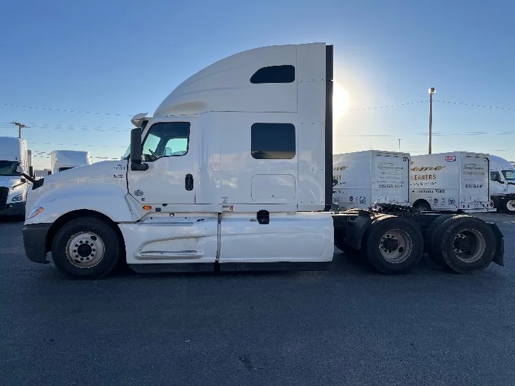 2019 International LT - image 4