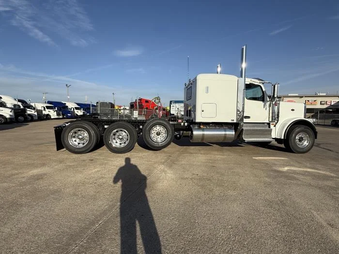 2027 Peterbilt 589 - image 17