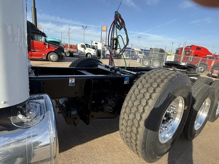 2027 Peterbilt 589 - image 12
