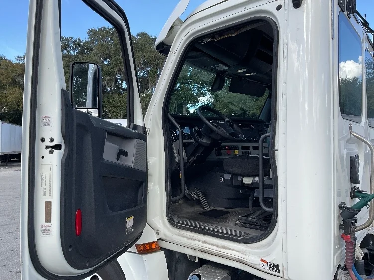 2019 Freightliner Cascadia in Tampa, FL — photo 9
