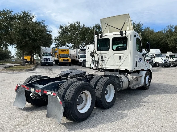 2019 Freightliner Cascadia in Tampa, FL — photo 7