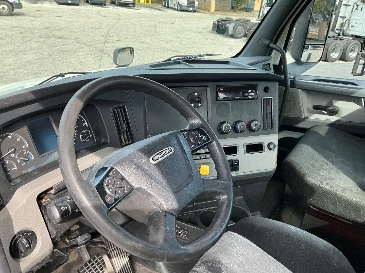 2019 Freightliner Cascadia in Tampa, FL — photo 10