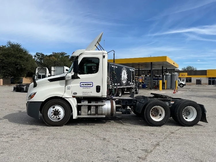 2019 Freightliner Cascadia in Tampa, FL — photo 4