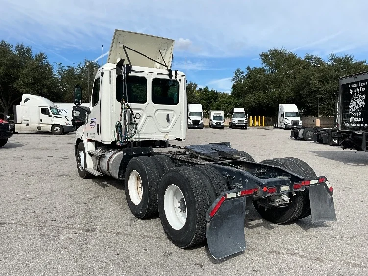 2019 Freightliner Cascadia in Tampa, FL — photo 5