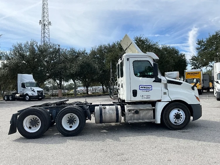 2019 Freightliner Cascadia in Tampa, FL — photo 8