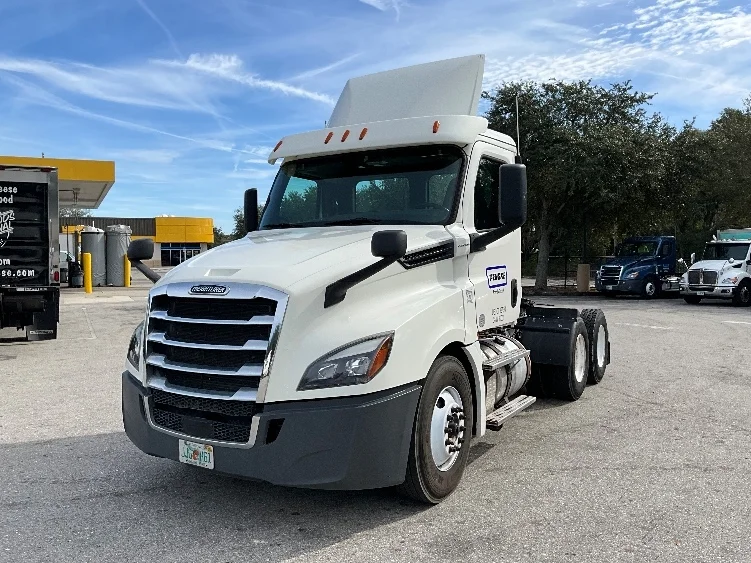2019 Freightliner Cascadia in Tampa, FL — photo 3