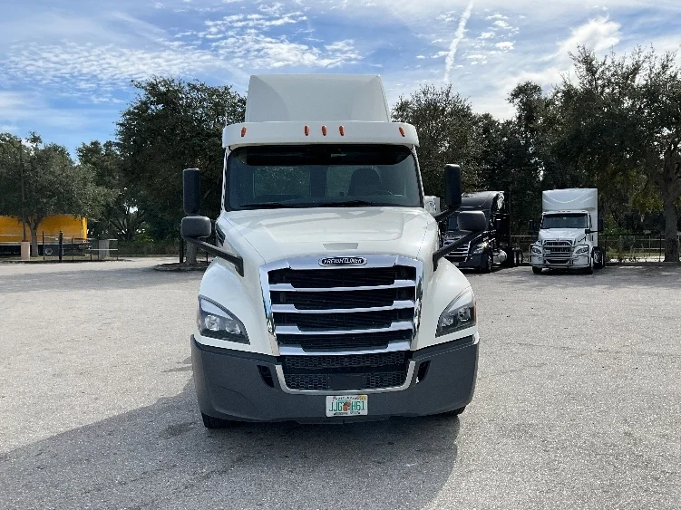2019 Freightliner Cascadia in Tampa, FL — photo 2