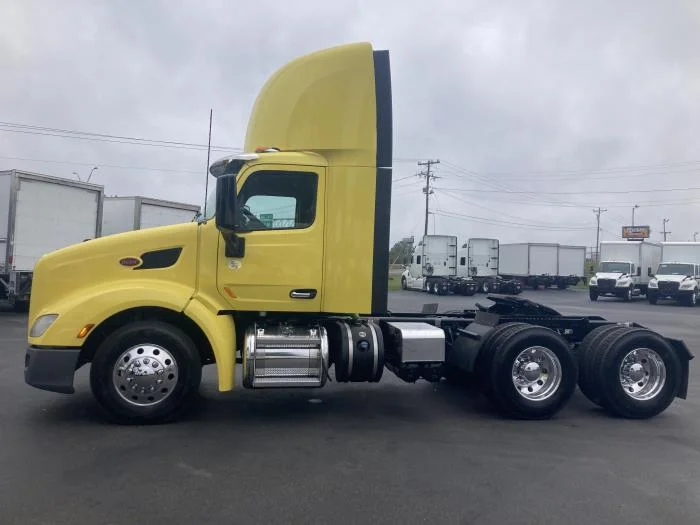 2021 Peterbilt 579 in Charlotte, NC — photo 2