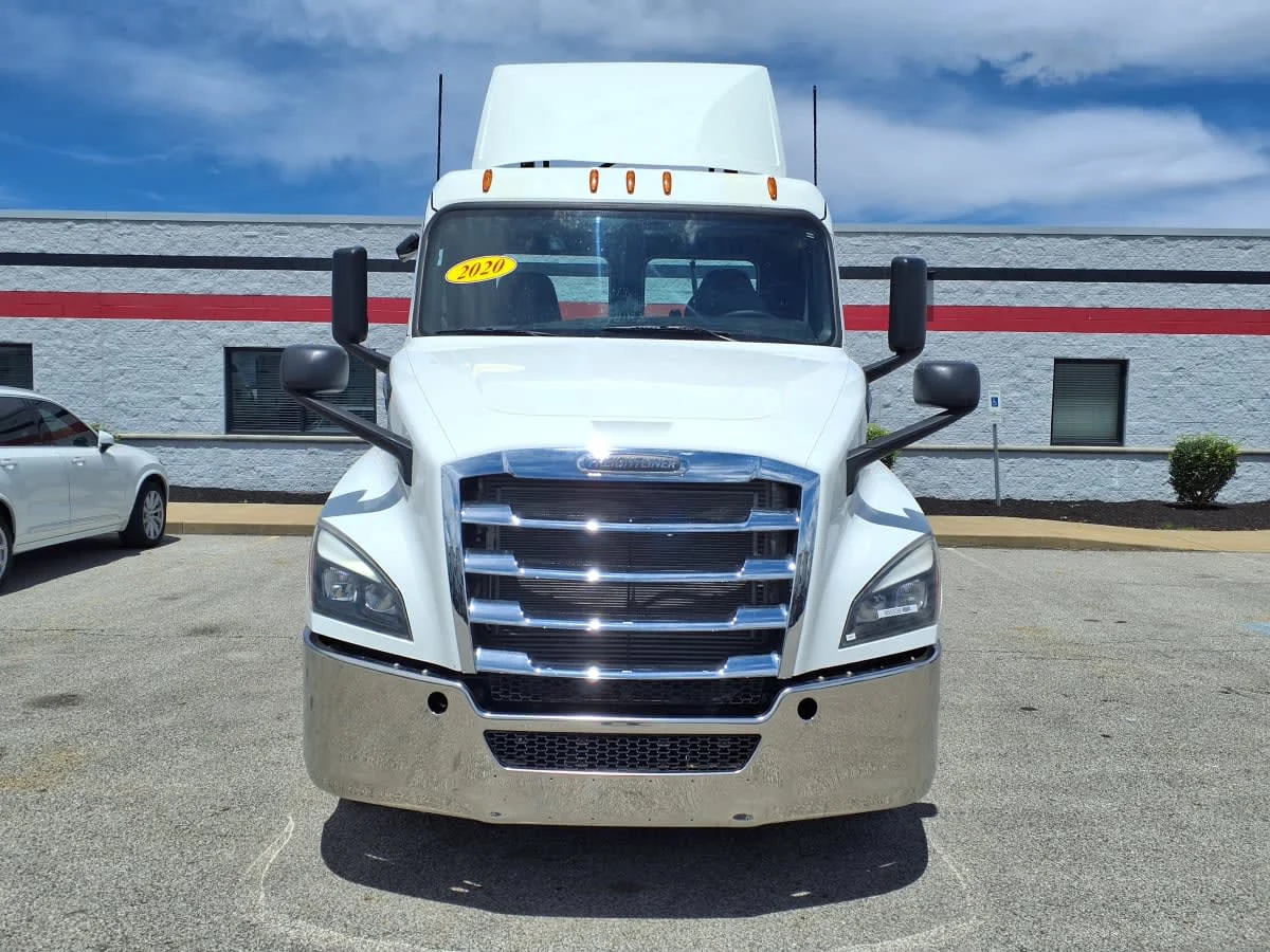 2020 Freightliner Cascadia in Cleveland, OH — photo 2