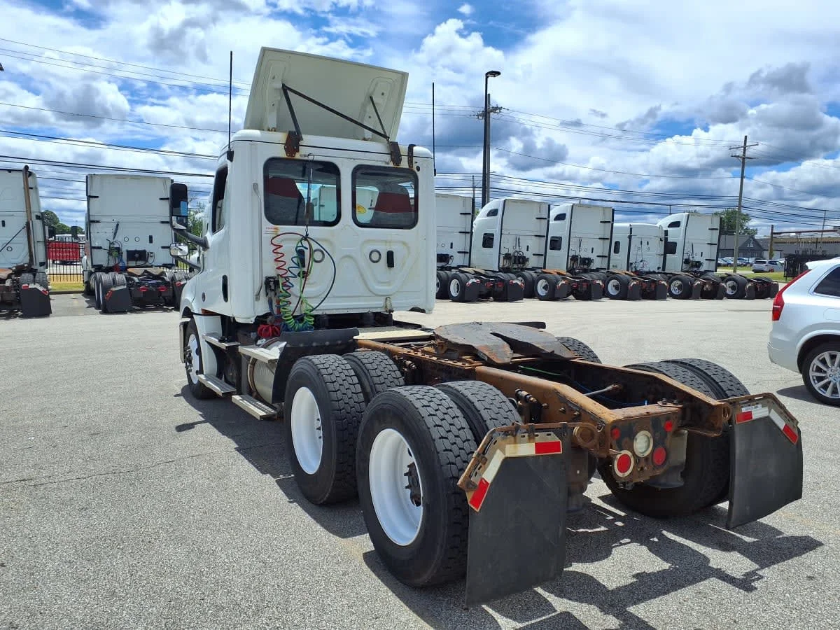 2020 Freightliner Cascadia in Cleveland, OH — photo 6