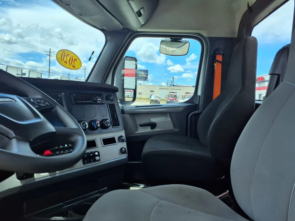 2020 Freightliner Cascadia in Cleveland, OH — photo 7