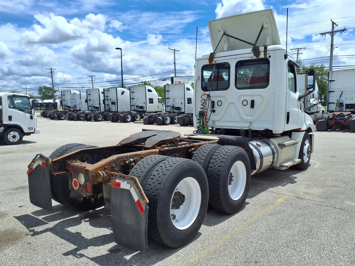 2020 Freightliner Cascadia in Cleveland, OH — photo 4