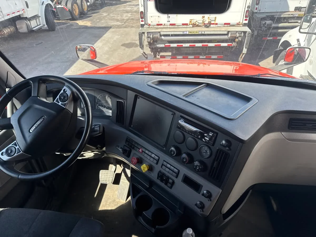 2020 Freightliner Cascadia in Bolingbrook, IL — photo 7