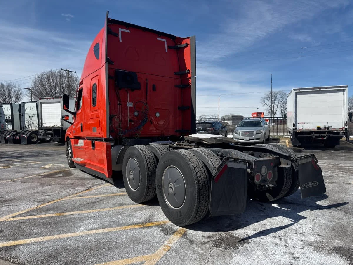 2020 Freightliner Cascadia in Bolingbrook, IL — photo 6