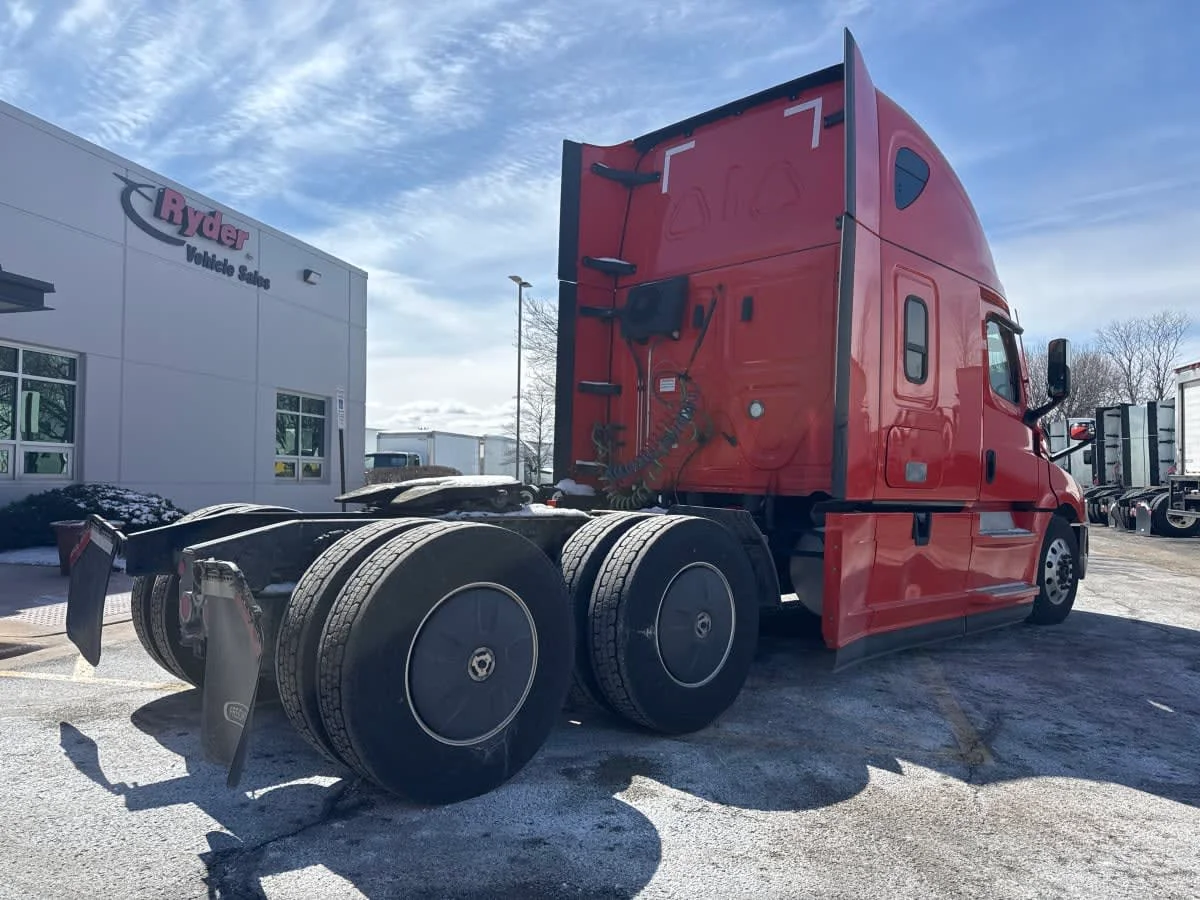 2020 Freightliner Cascadia in Bolingbrook, IL — photo 4