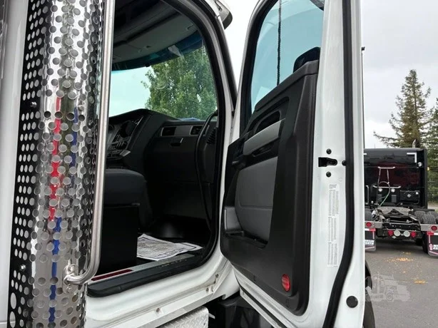 2024 Kenworth T880 in Medford, OR — photo 15