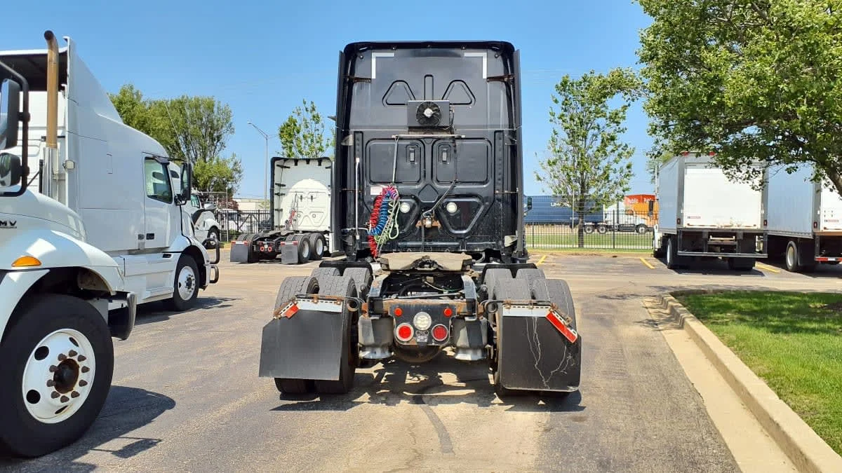 2021 Freightliner Cascadia in Bolingbrook, IL — photo 5