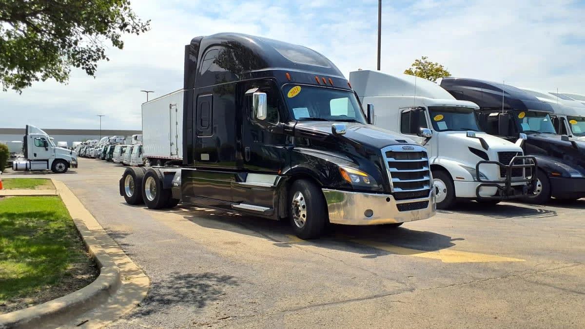 2021 Freightliner Cascadia in Bolingbrook, IL — photo 3