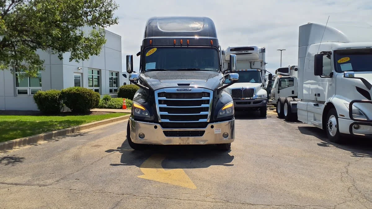 2021 Freightliner Cascadia in Bolingbrook, IL — photo 2