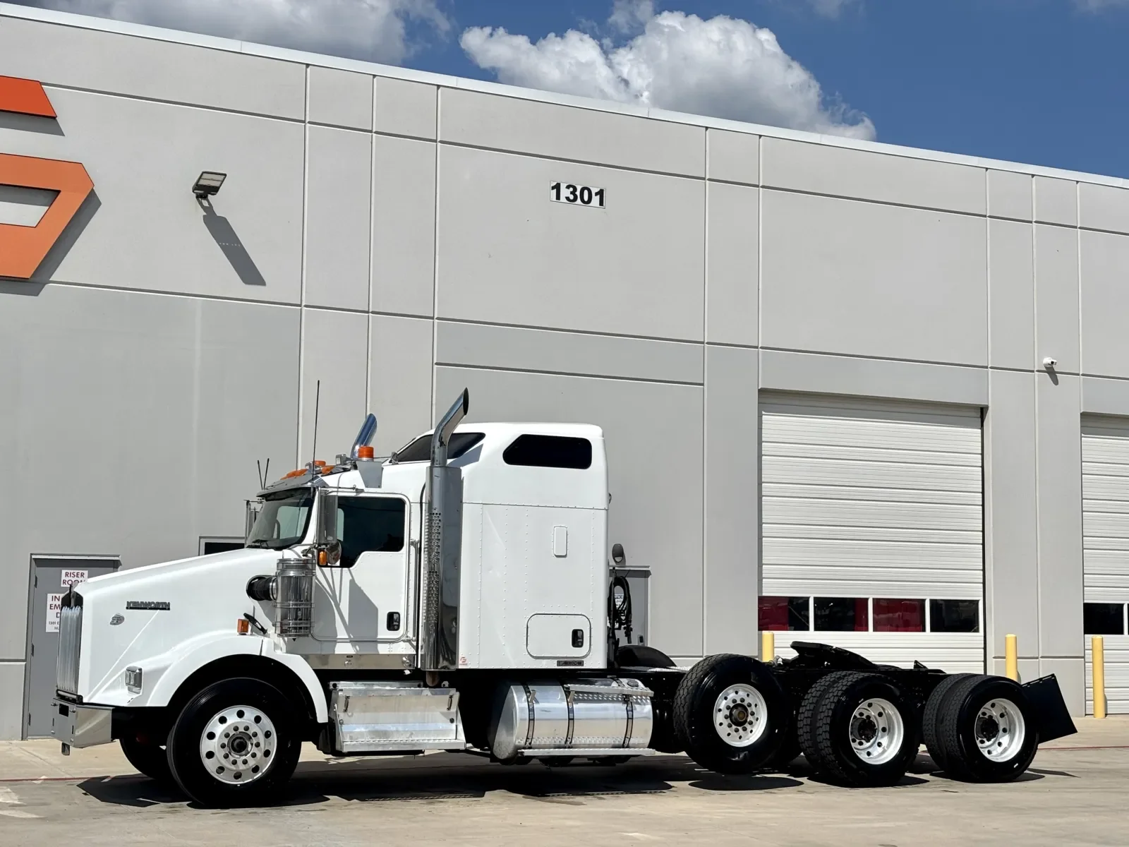 2013 Kenworth T800 - image 2