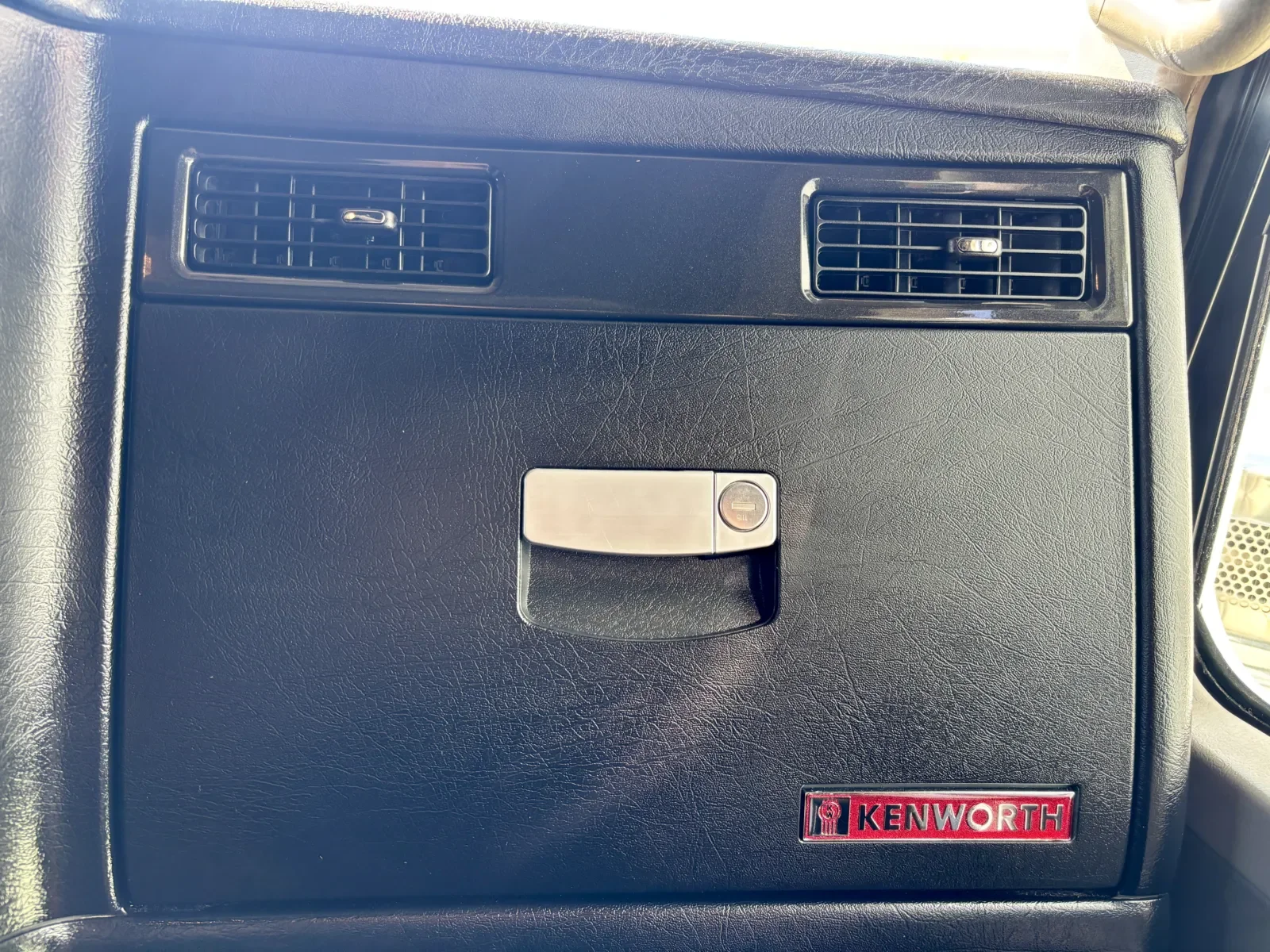 2013 Kenworth T800 - image 19
