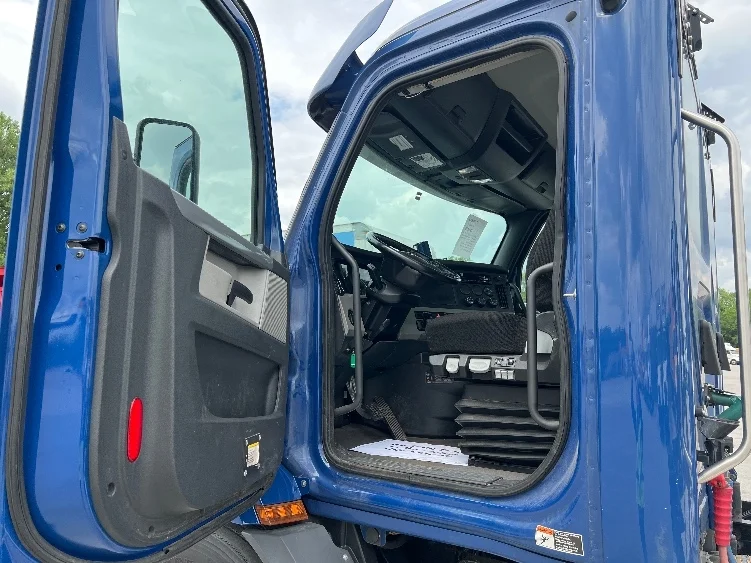 2020 Freightliner Cascadia - image 9