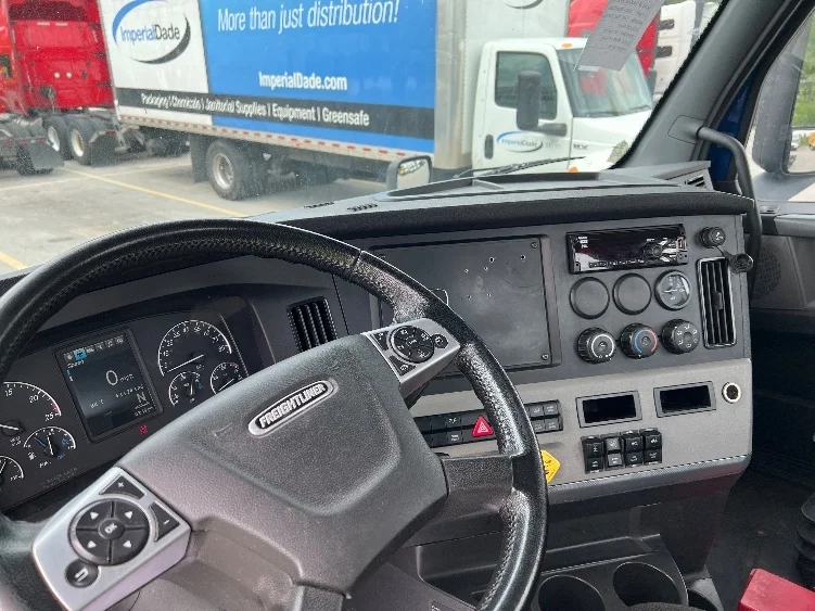 2020 Freightliner Cascadia - image 10
