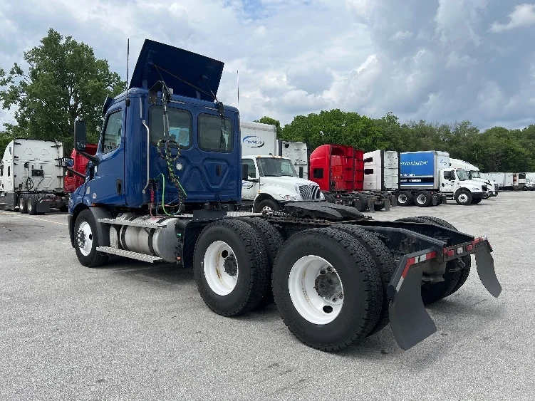 2020 Freightliner Cascadia - image 5