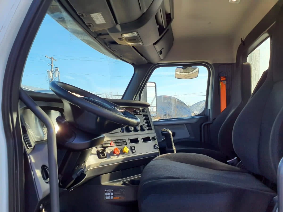2020 Freightliner Cascadia in Indianapolis, IN — photo 7