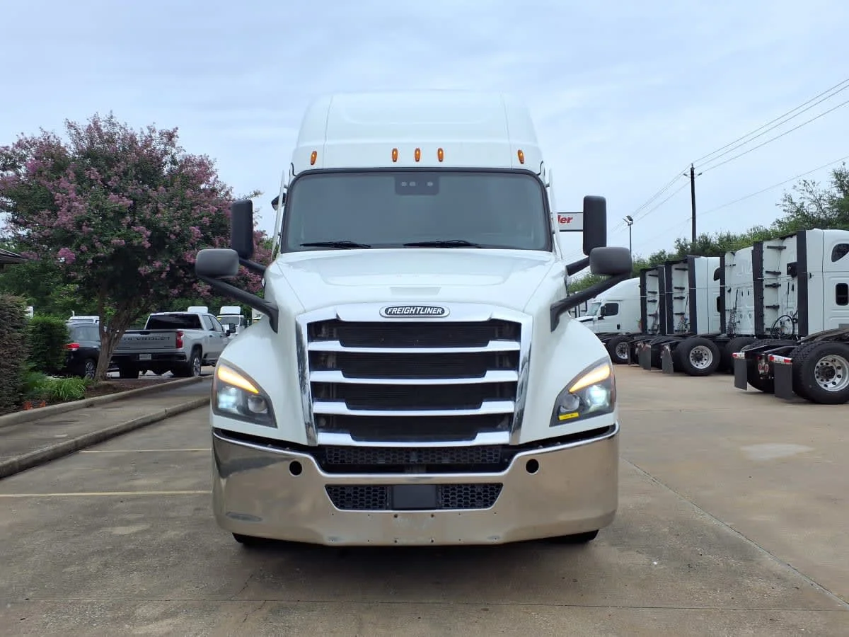 2021 Freightliner Cascadia in Houston, TX — photo 2