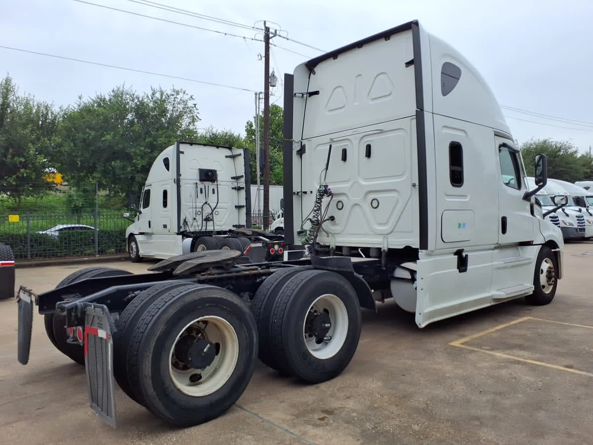 2021 Freightliner Cascadia in Houston, TX — photo 4