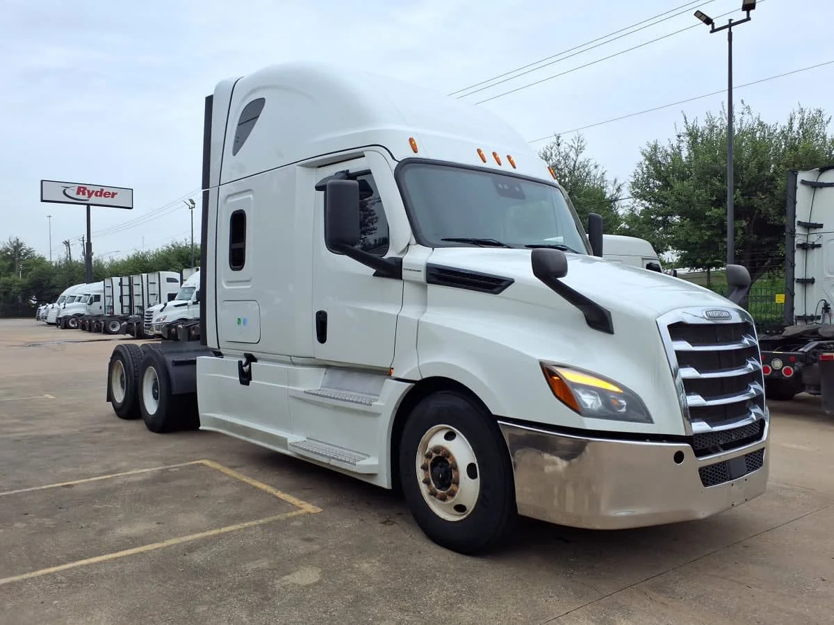 2021 Freightliner Cascadia in Houston, TX — photo 3