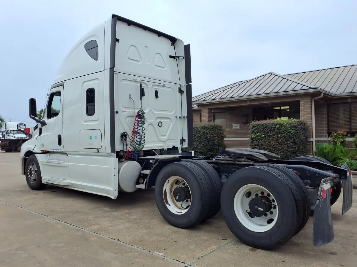 2021 Freightliner Cascadia in Houston, TX — photo 6
