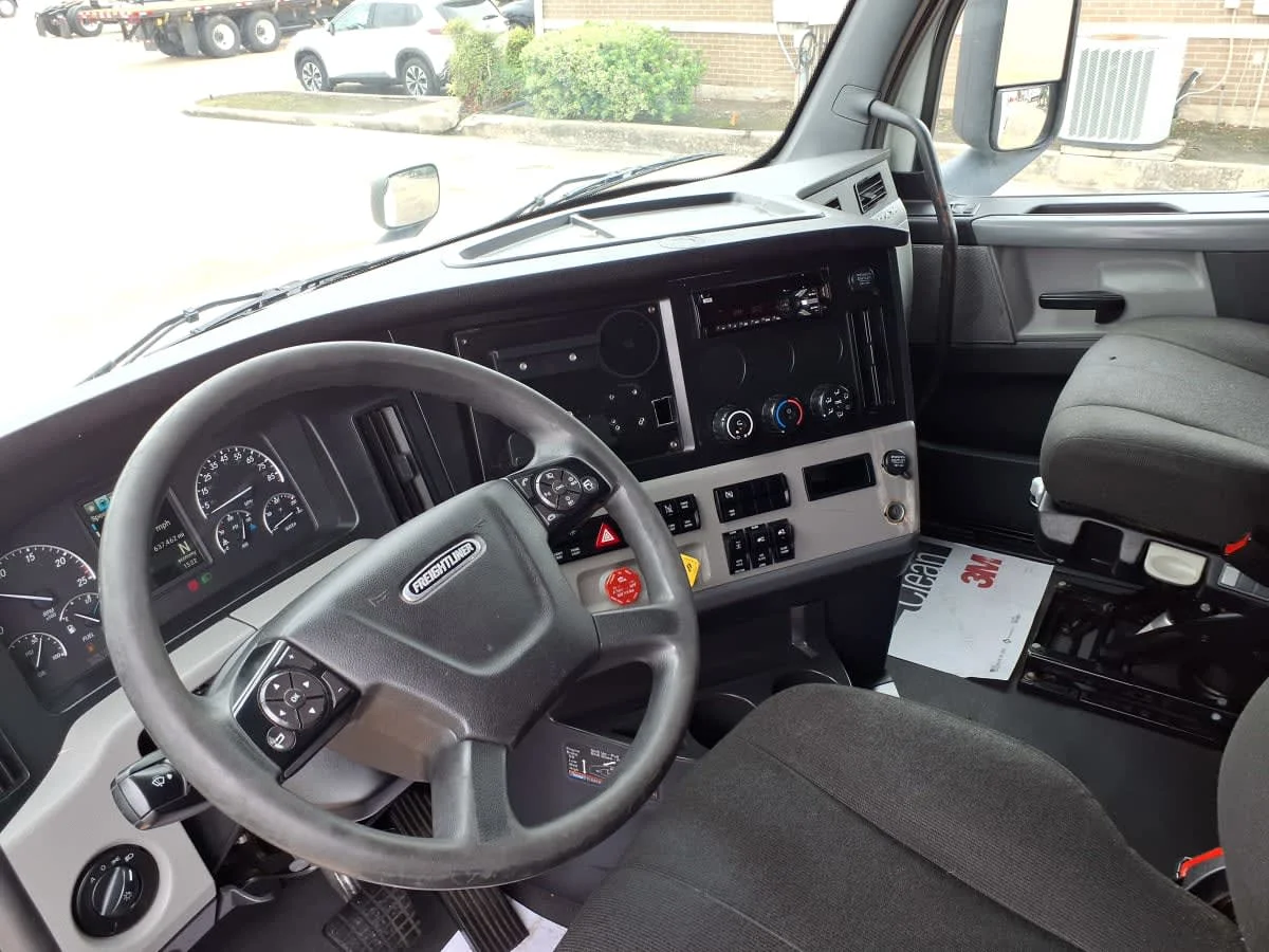 2021 Freightliner Cascadia in Houston, TX — photo 7