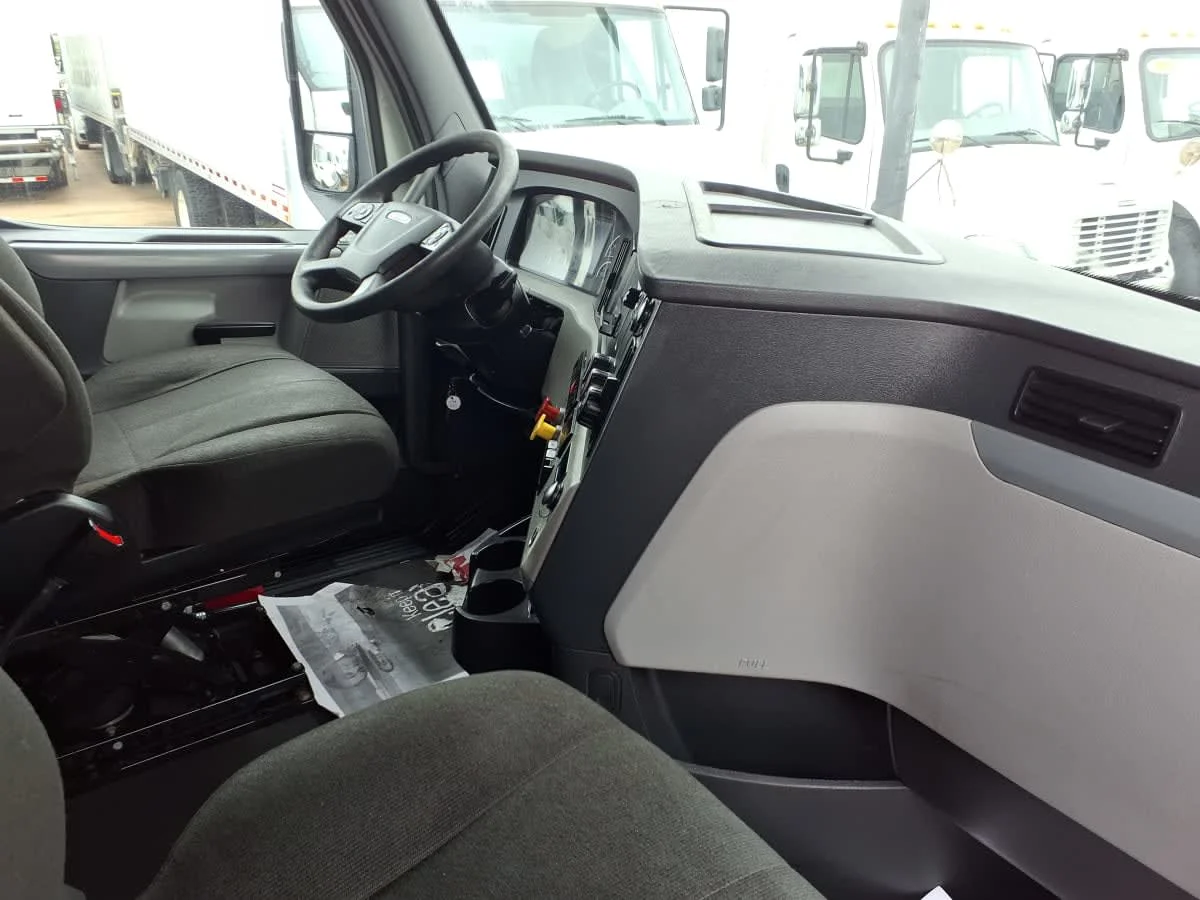 2021 Freightliner Cascadia in Houston, TX — photo 11