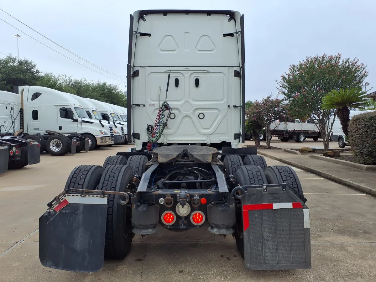 2021 Freightliner Cascadia in Houston, TX — photo 5