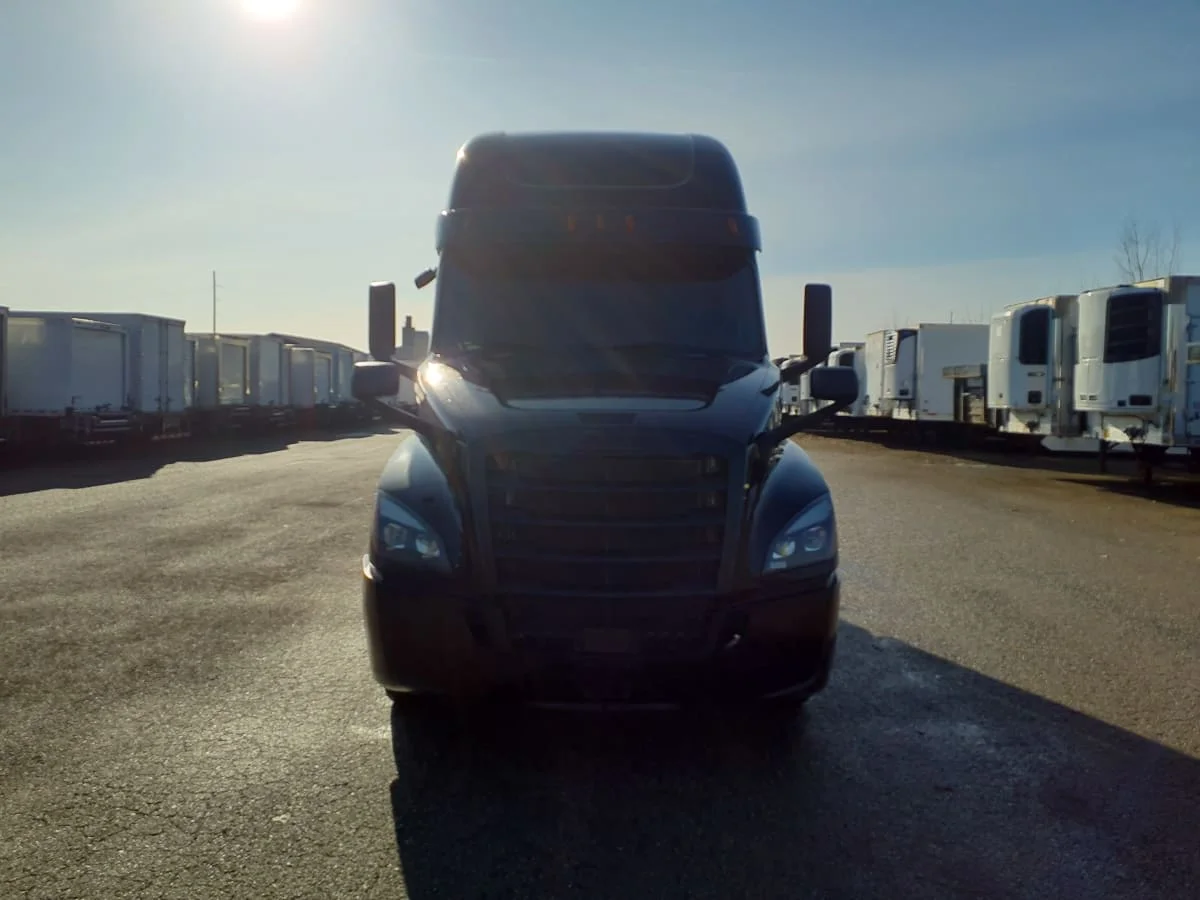 2020 Freightliner Cascadia - image 2