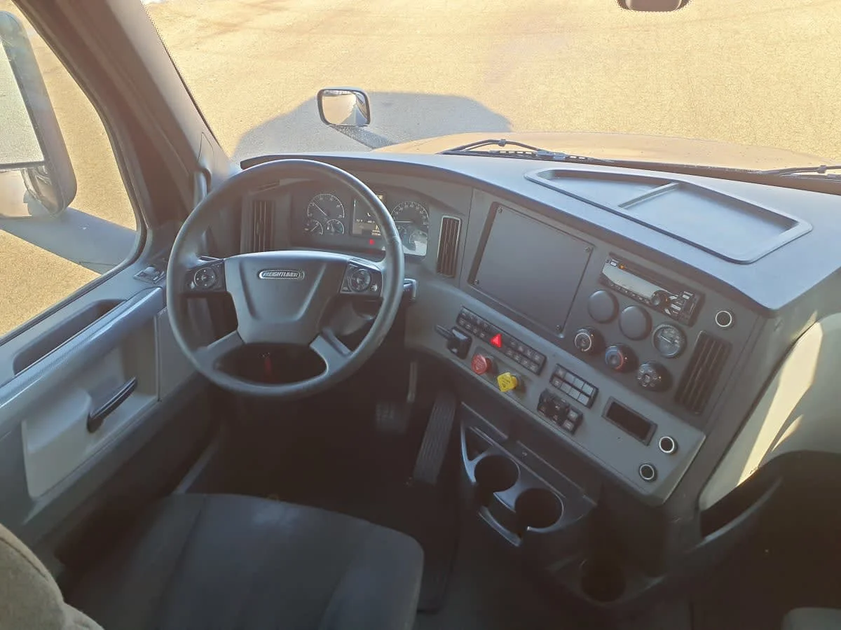 2020 Freightliner Cascadia - image 7